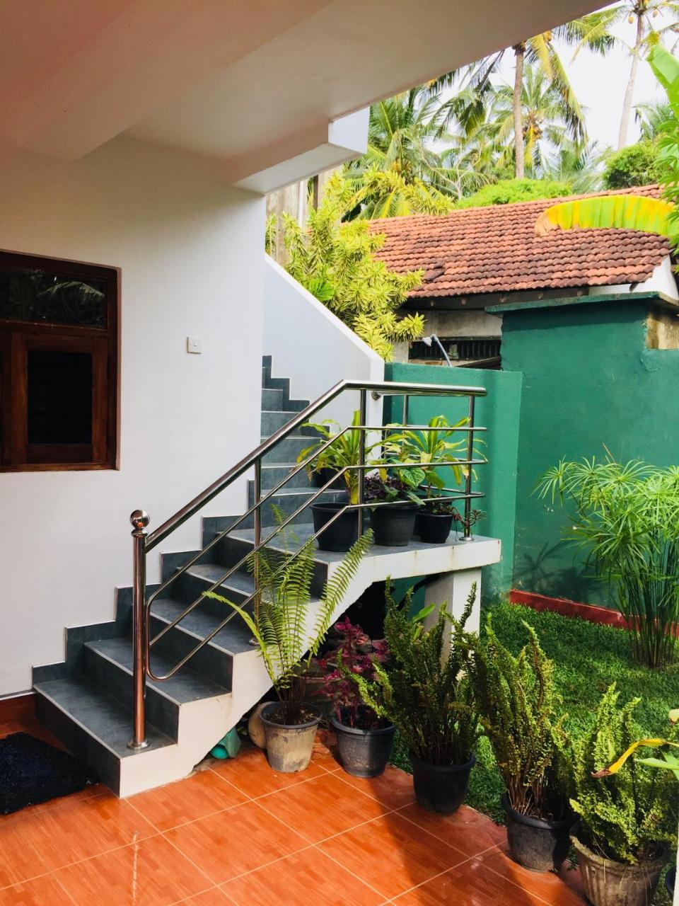 Sanjula Apartments Hikkaduwa Buitenkant foto