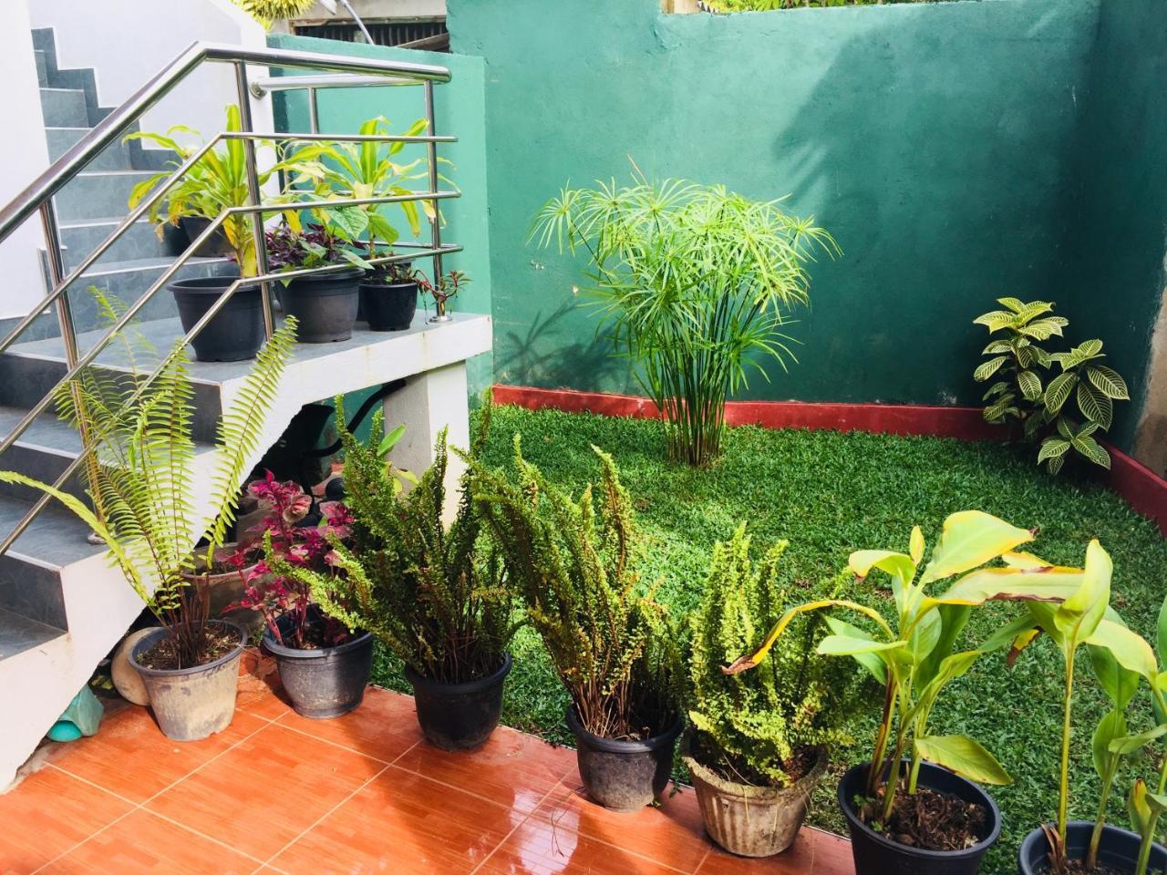 Sanjula Apartments Hikkaduwa Buitenkant foto